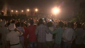 Al menos 50 muertos al ser atropellados por un tren en India (Video+Fotos)