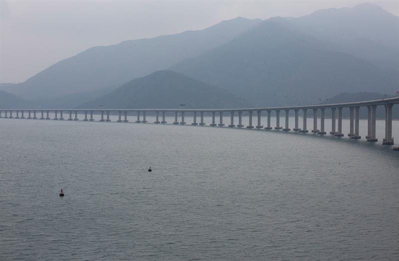 China abre el puente marítimo más largo del mundo con crítica desde Hong Kong