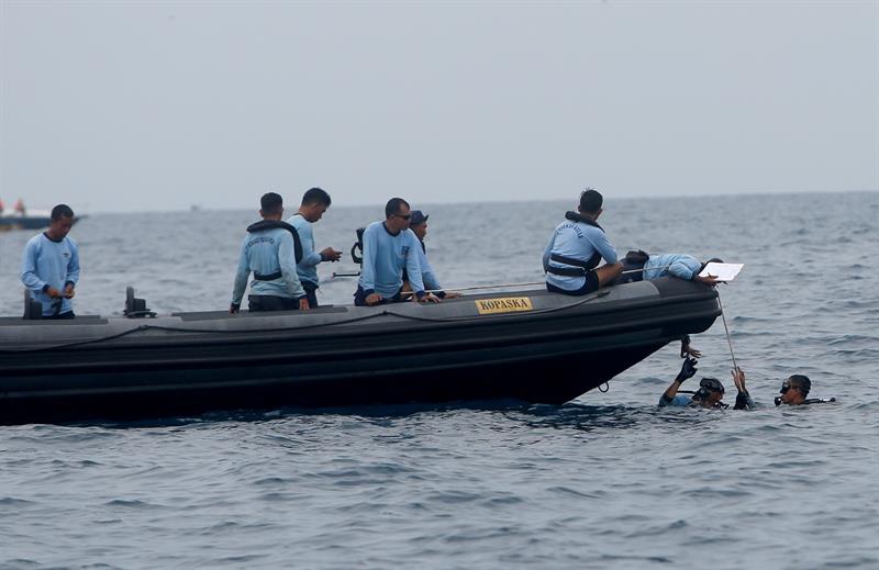 Indonesia se centra en recuperar las cajas negras del avión Lion Air