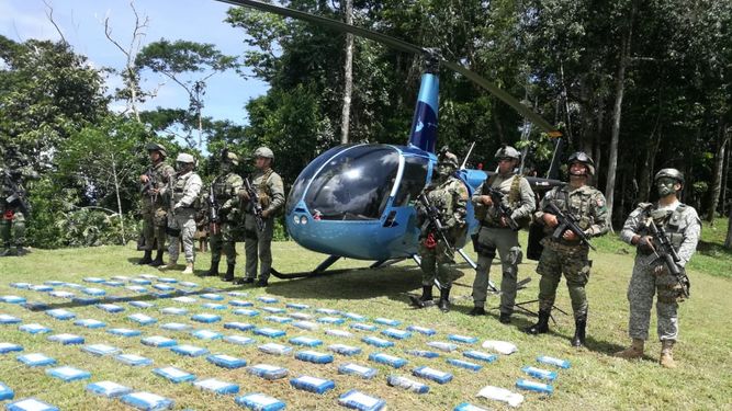 Panamá decomisa aeronave con 224 paquetes de cocaína en frontera con Colombia
