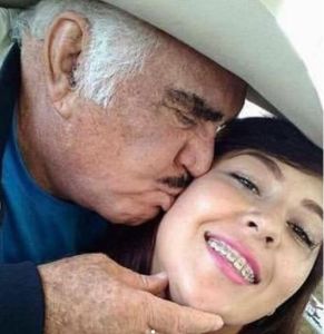 ¡Polémica! Se viraliza una foto de Vicente Fernández besando a una jovencita casi 5 décadas menor que él