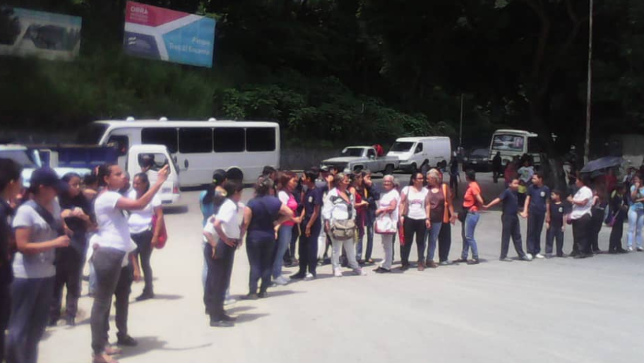 Protestaron en la carretera Panamericana para exigir evaluación de daños a escuela en Los Teques #25Oct