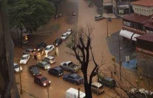Fuertes precipitaciones también colapsaron las calles de El Paraíso #22Oct