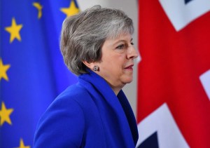 Theresa May busca apoyos de última hora para el único acuerdo de brexit posible