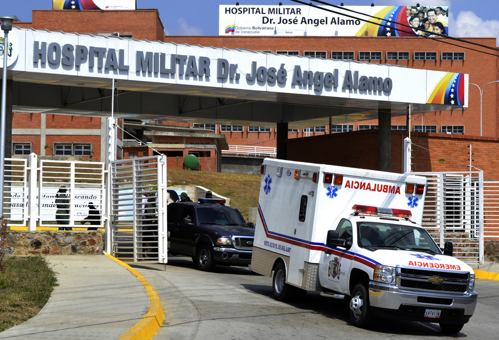 ¿Pal’ Facebook? En el hospital militar de Barquisimeto hay que esperar a que médicos terminen sus selfies (Video)