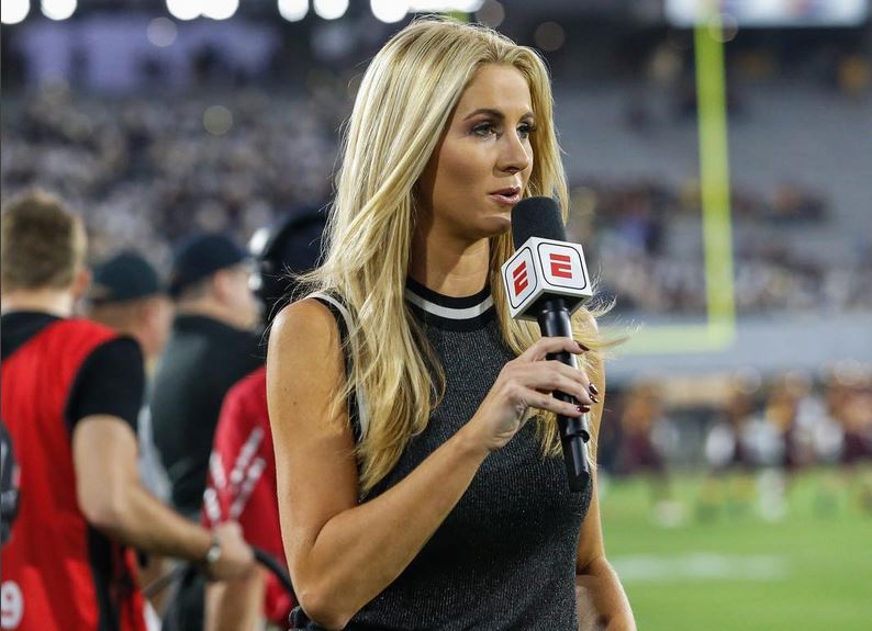 En Video: Así fue tacleada esta hermosa periodista mientras comentaba un partido de fútbol americano