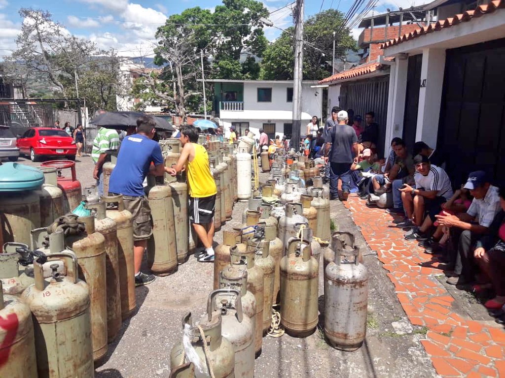 Vendedores informales ofrecen bombonas de gas doméstico en dólares
