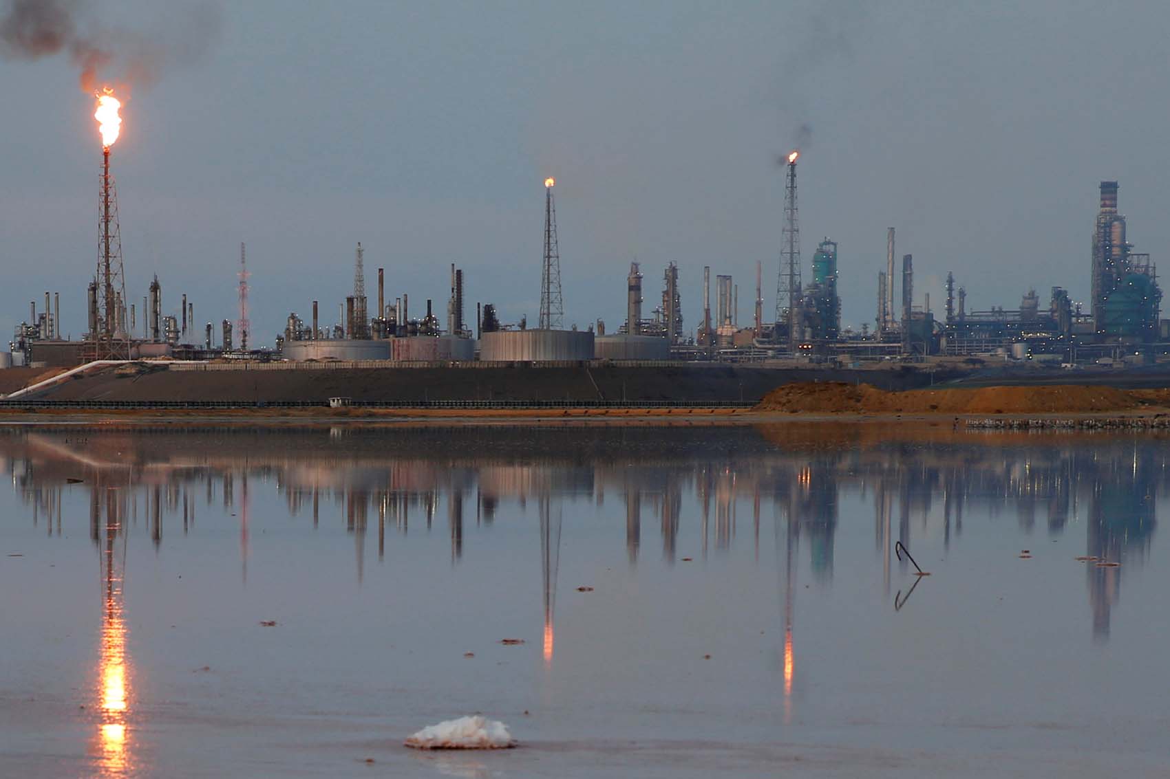 Producción en Amuay, la mayor refinería de Venezuela, sigue detenida tras apagones