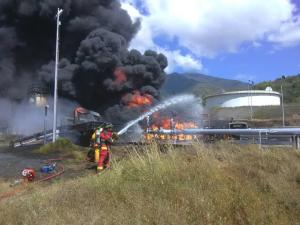Impactantes imágenes del incendio en la planta de Pdvsa en Guatire que dejó un muerto y varios heridos graves