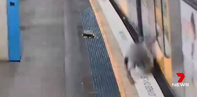 EN VIDEO: ¡A correr! Le metió la mano al Metro y el tren se lo llevó por agallúo