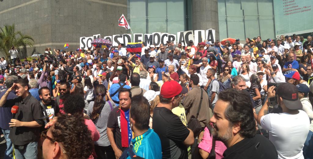 Venezolanos colman los alrededores del Pnud para participar en el #CabildoAbierto (FOTOS Y VIDEO)