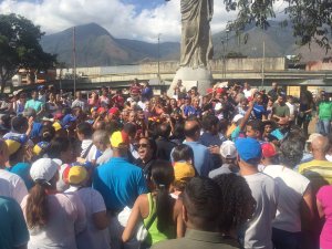 ¡Maduro sí se va! La respuesta que recibieron los chavistas al intentar sabotear el Cabildo Abierto en Petare (Video)