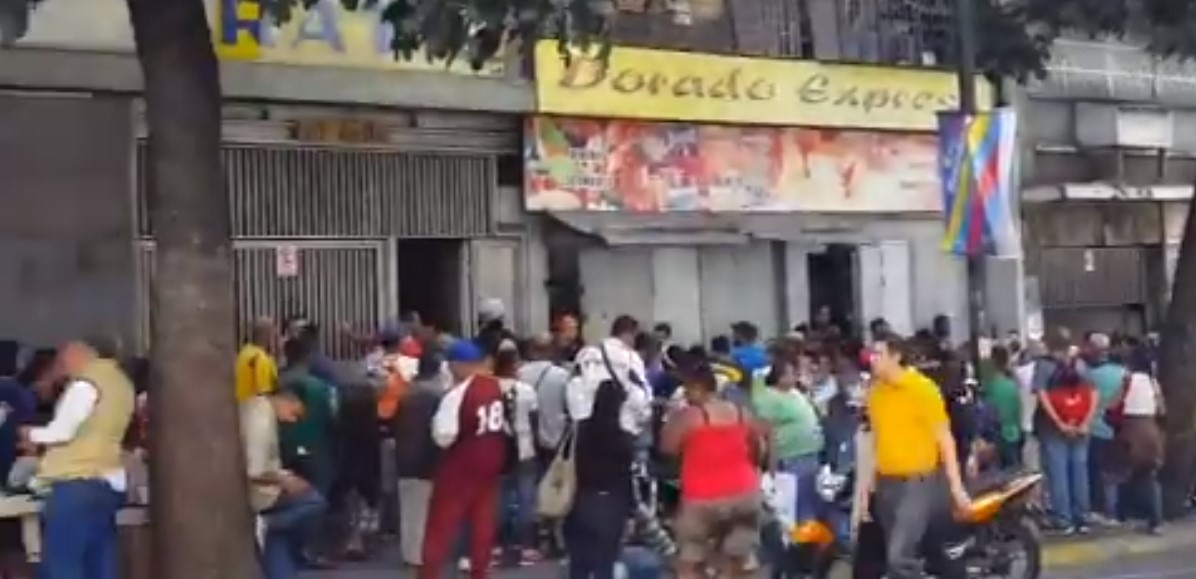 Cacerolazos y colas para comprar harina… lo que sucede cerca del TSJ, mientras se realiza el acto de usurpación de poder (VIDEOS)