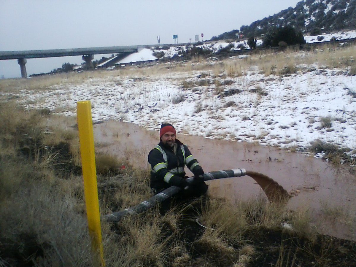 Autopista de EEUU se volvió un río de CHOCOLATE tras volcarse una gandola (fotos)