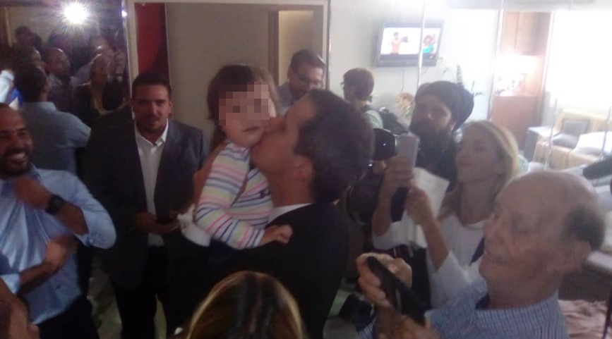 LA FOTO: La llegada de Juan Guaidó a su casa, luego de amedrentamiento del Faes