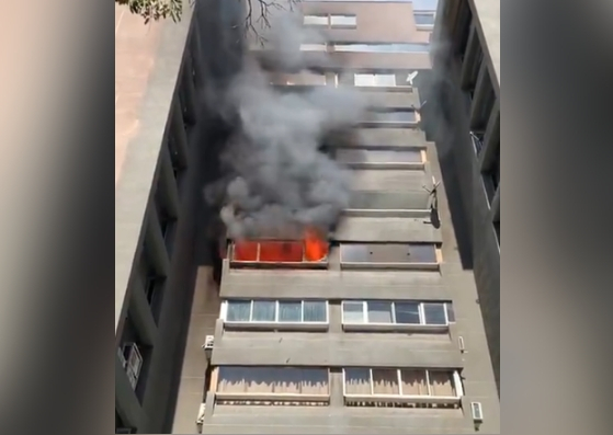 Reportan incendio en un edificio de Los Palos Grandes (videos)