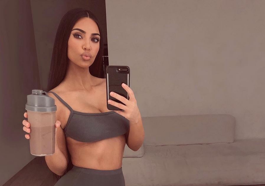 Como los “brackers” estaban muy baratos, Kim Kardashian decidió ponerse diamantes en los dientes (FOTO)