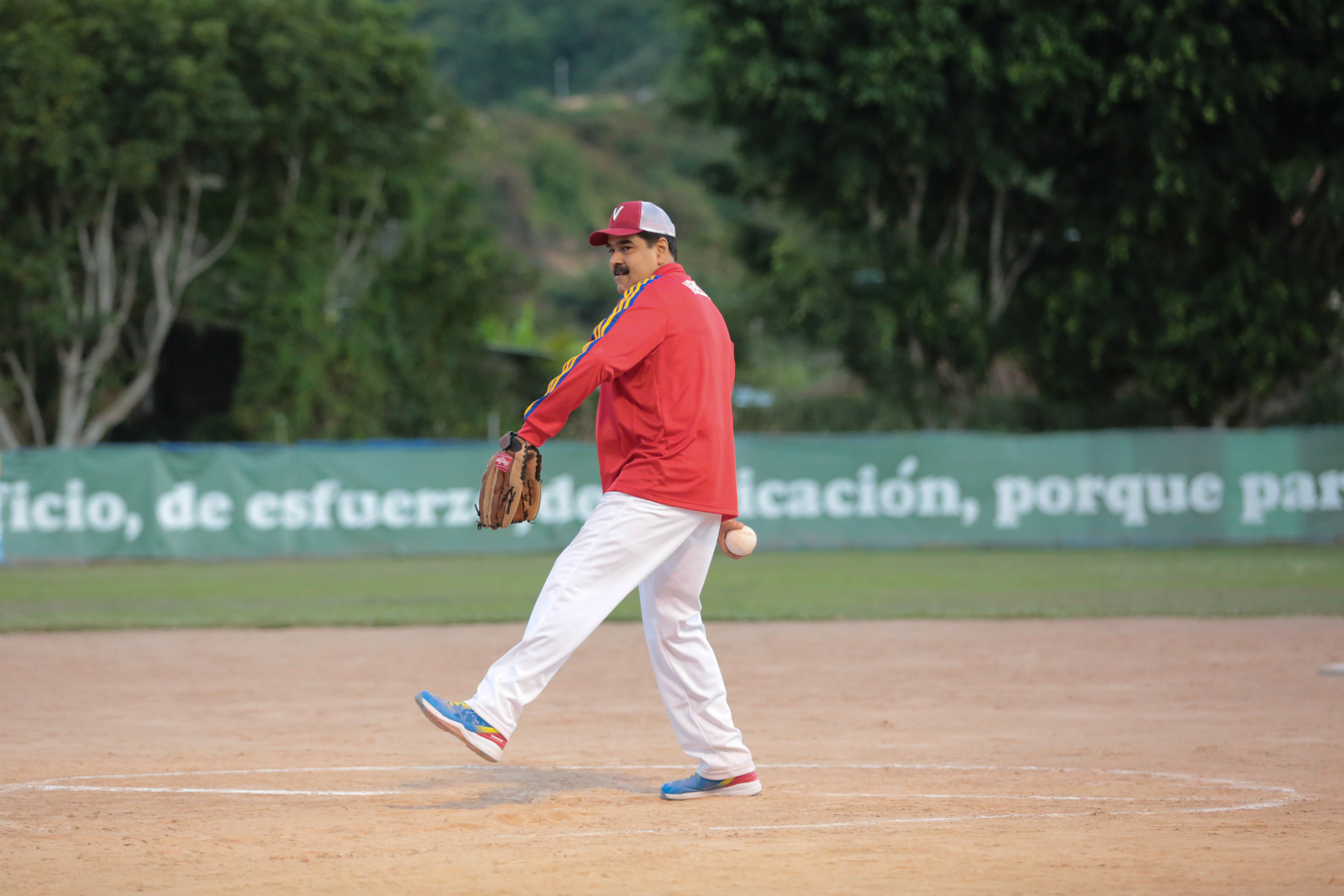 LA FOTO: El pitcher más maleta de la historia de Venezuela, Nicolás, quiere seguir lanzando