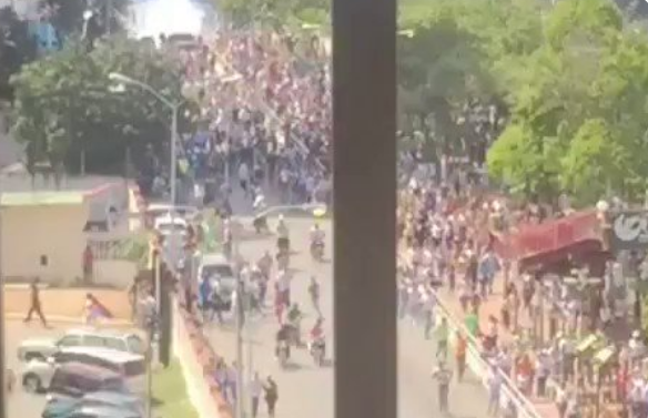 GNB y PNB intentan dispersar manifestación en Vargas #23Ene (video)