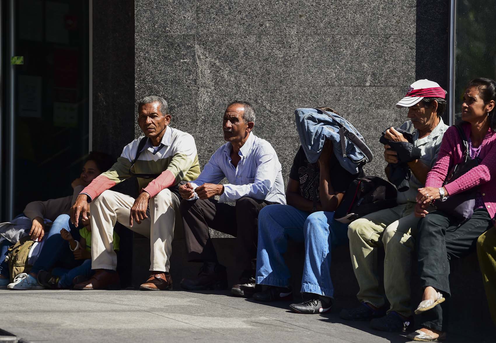 Venezolanos se preguntan qué pueden comprar con una pensión de 1.800.000 bolívares