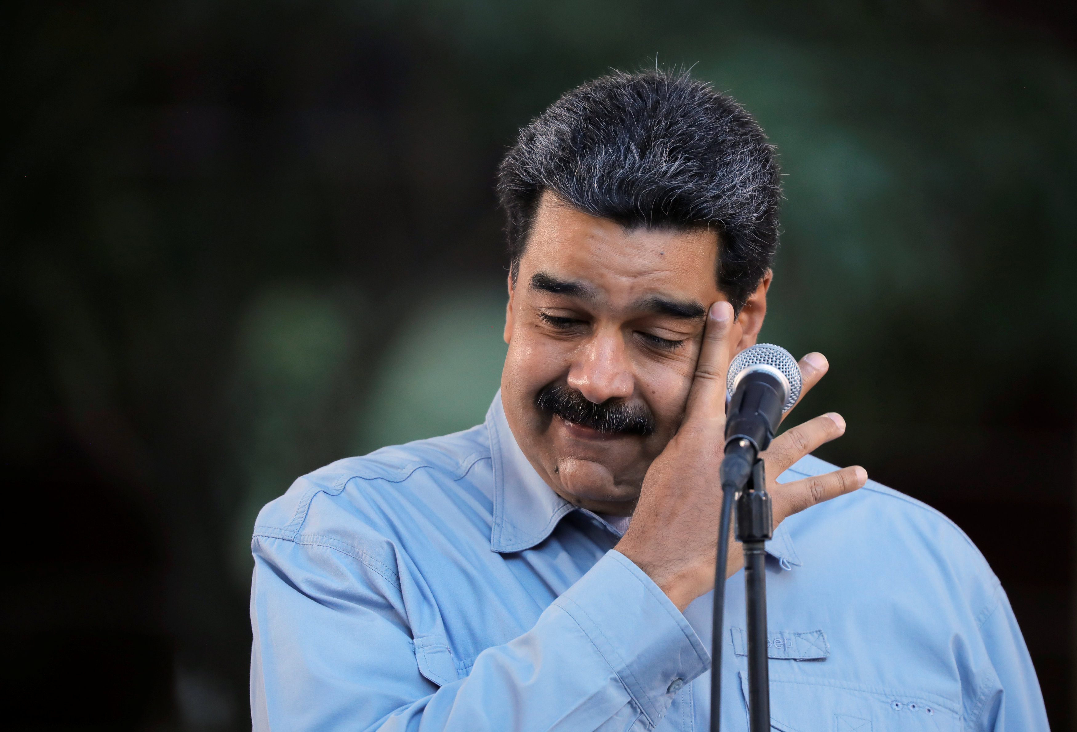 EN VIDEO: A esta venezolana le ofrecieron firmar por Maduro, pero plasmó el sentimiento nacional… y algo más