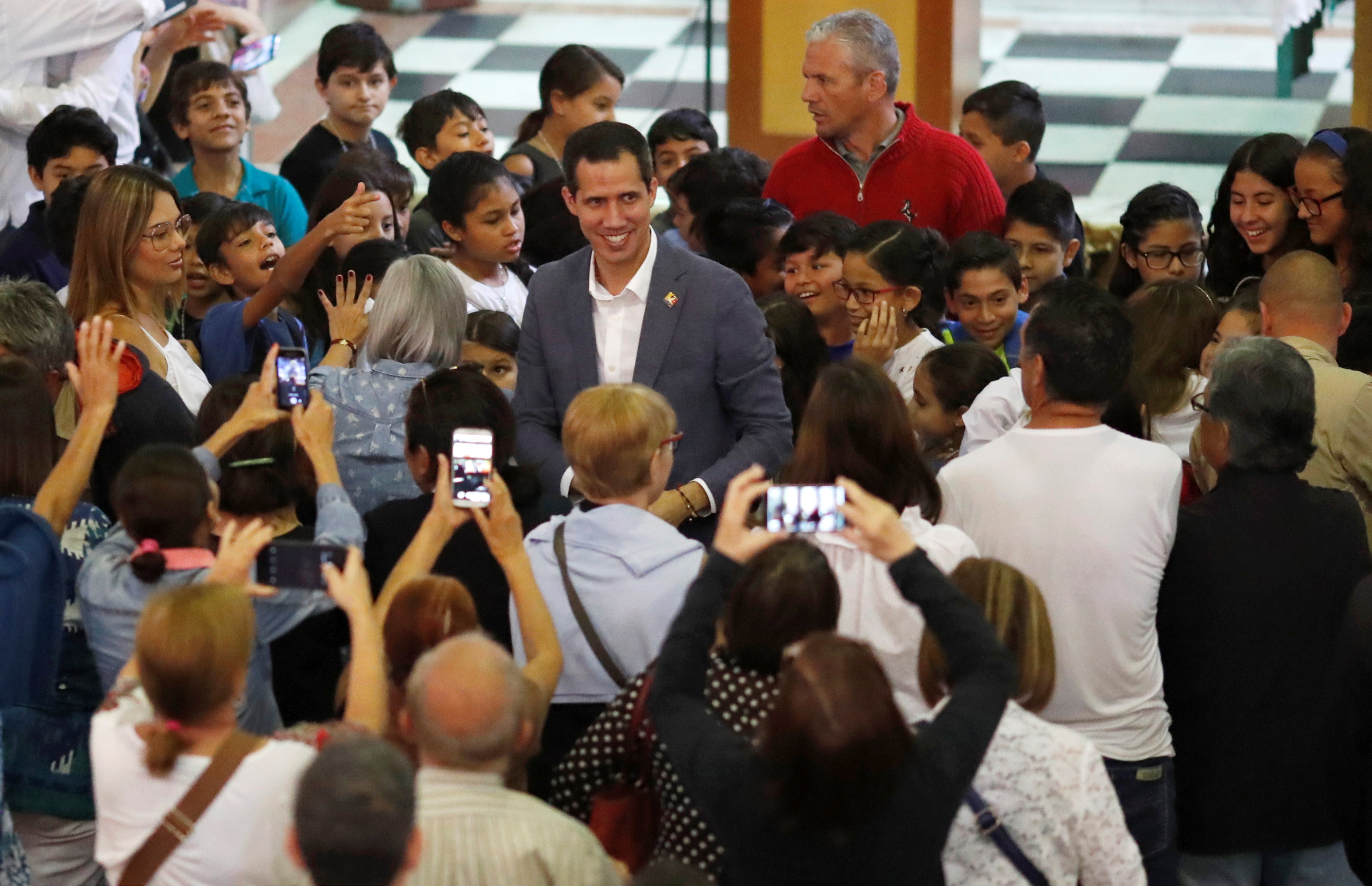 Crece voluntariado para distribuir ayuda humanitaria, a pesar de la negativa de Maduro