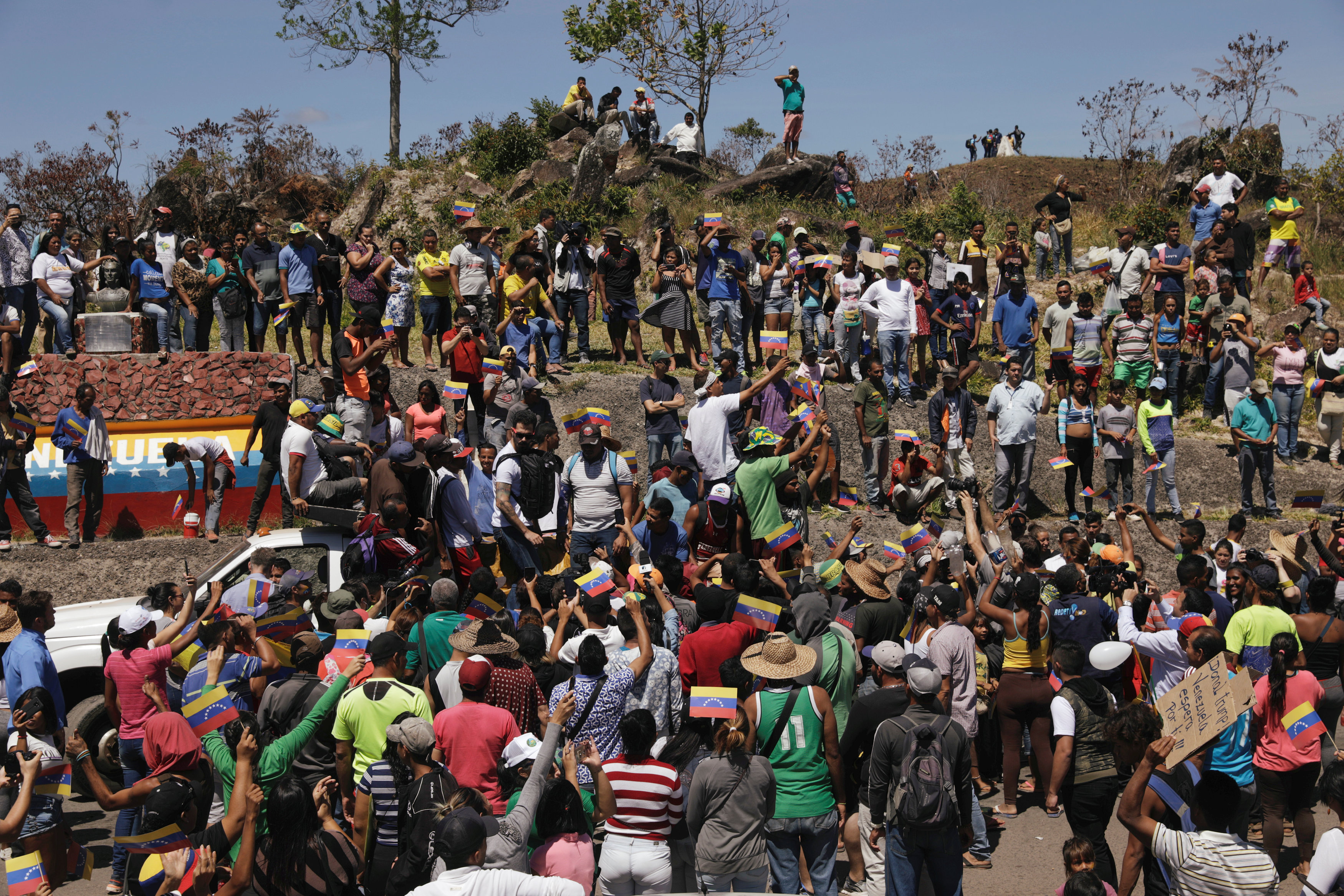 EN FOTOS: Más de dos mil indígenas intentan llegar a frontera con Brasil por ayuda
