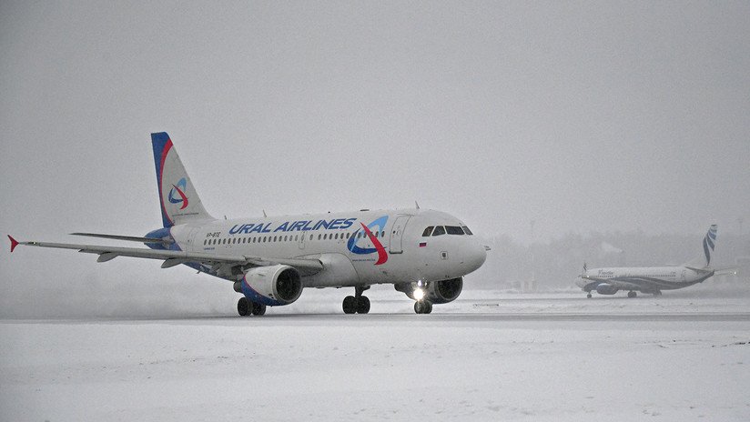 Así colapsó la escalera de un avión mientras abordaban los pasajeros en Rusia (Video)