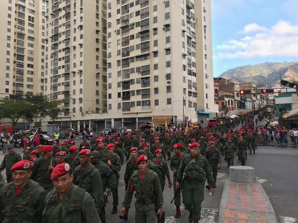 ¡Temblad yankis! Maduro sacó a pasear a los milicianos por los alrededores de Miraflores (FOTOS)