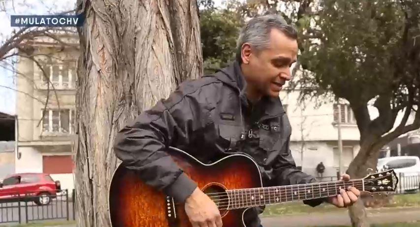 ¡Echa pa’ lla todo lo malo! El músico venezolano Mulato trabaja como conserje en Chile (video)