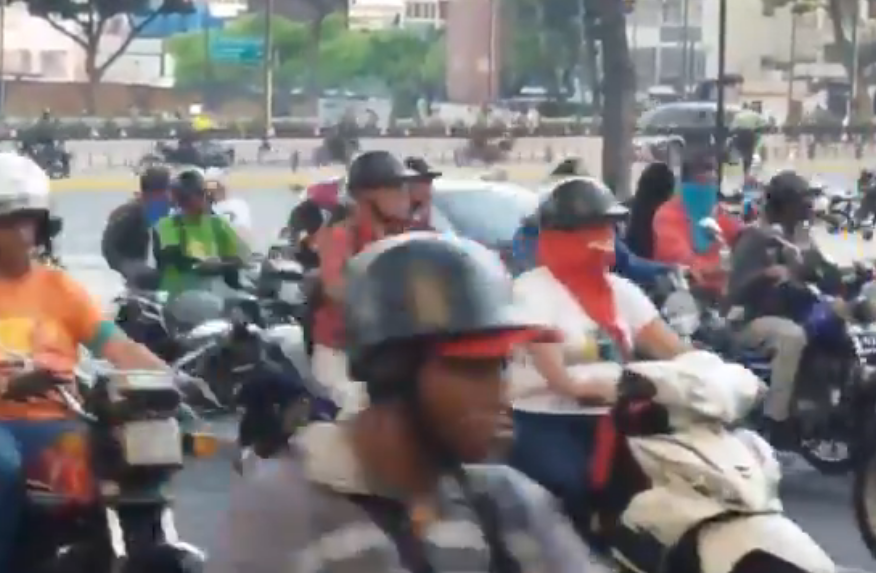 Colectivos motorizados rodean la plaza Altamira para “atemorizar” a vecinos (VIDEO)
