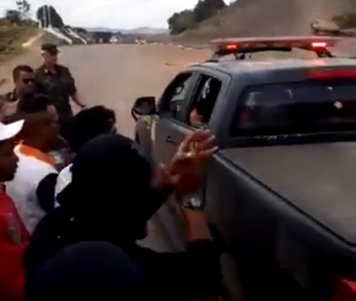 EN VIDEO: Así recibieron los venezolanos a las fuerzas especiales brasileras en Pacaraima