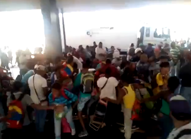 Saquearon venta de comida en universidad de Higuerote (video)