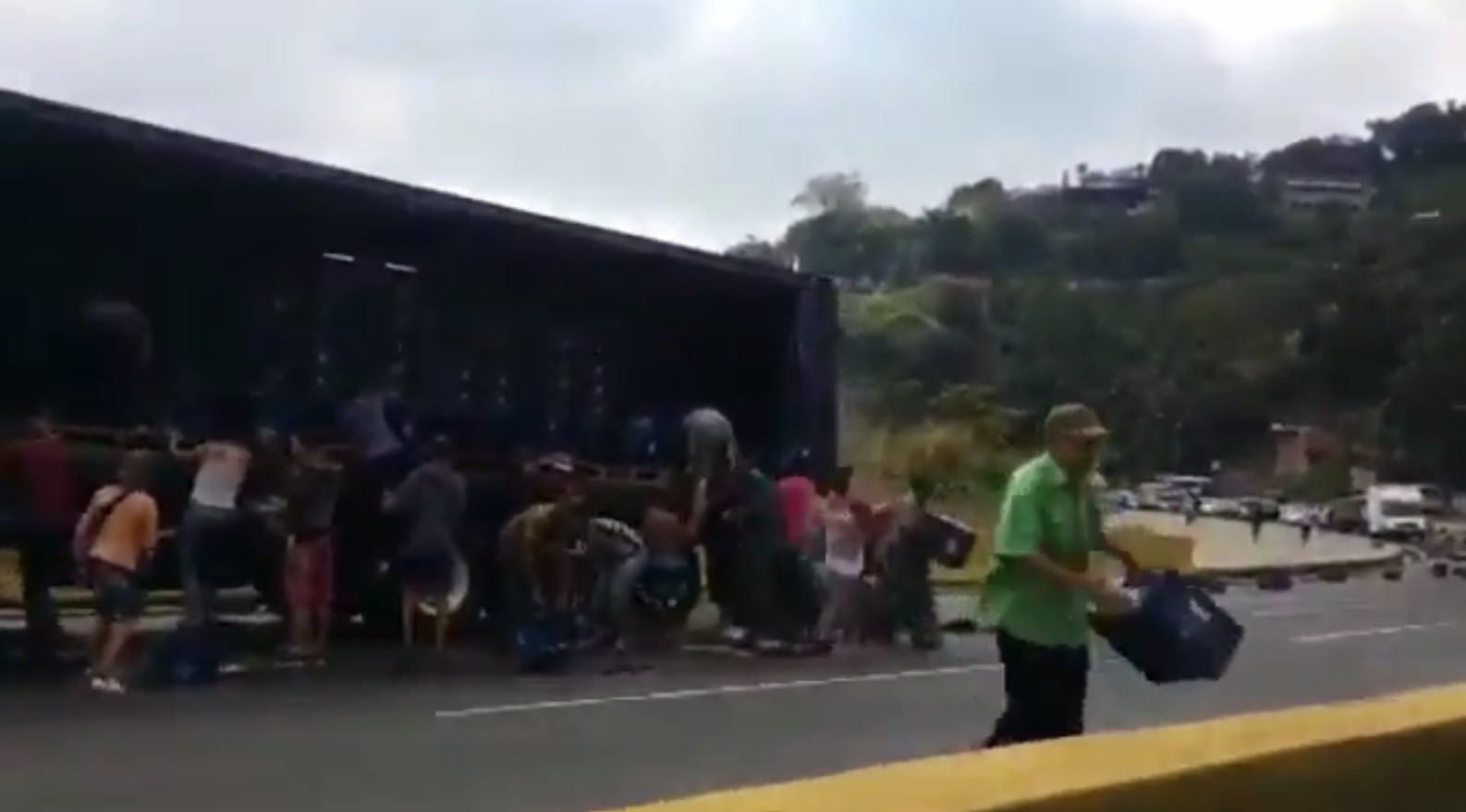 EN VIDEO: Camión es saqueado en Tazón porque algunos tenían hambre de… cervezas