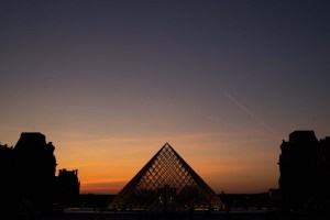 FOTOS: La pirámide del Louvre, 30 años después, es celebrada de forma unánime