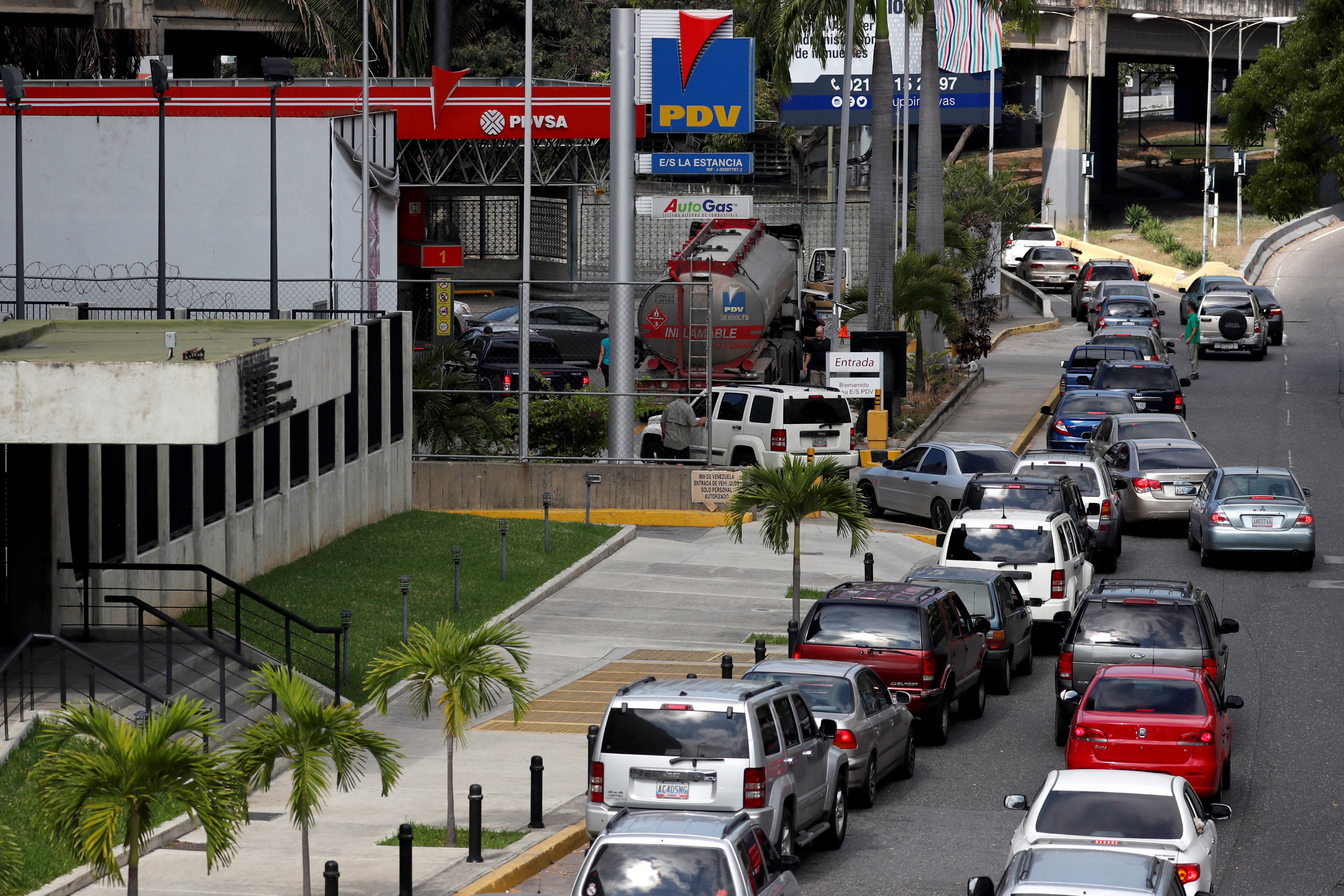 Conseguir gasolina… otra odisea para los venezolanos en medio del caos por apagón (fotos y videos)