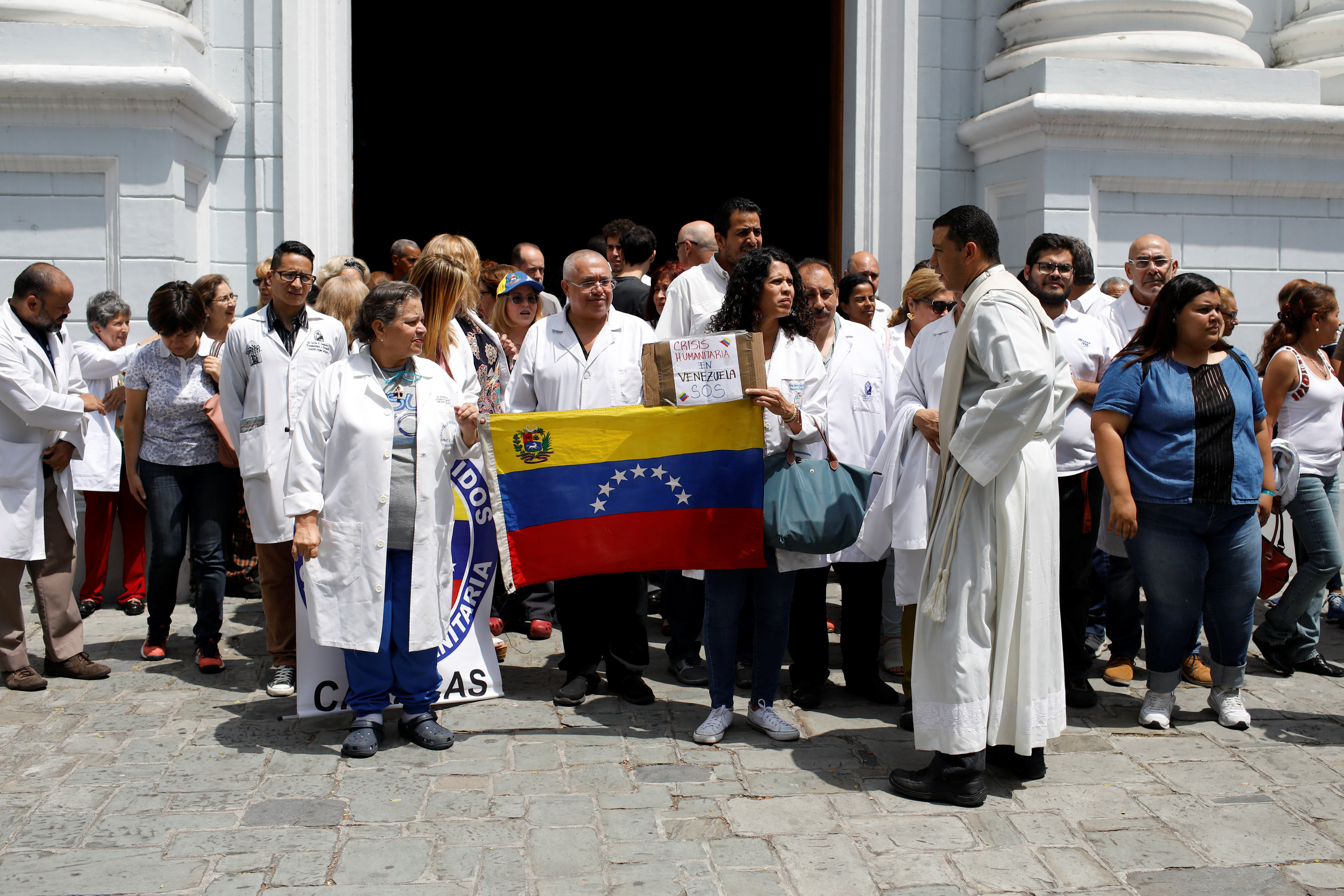 Porque los cubanos no son suficientes, Maduro pidió apoyo a estudiantes y médicos jubilados contra el coronavirus