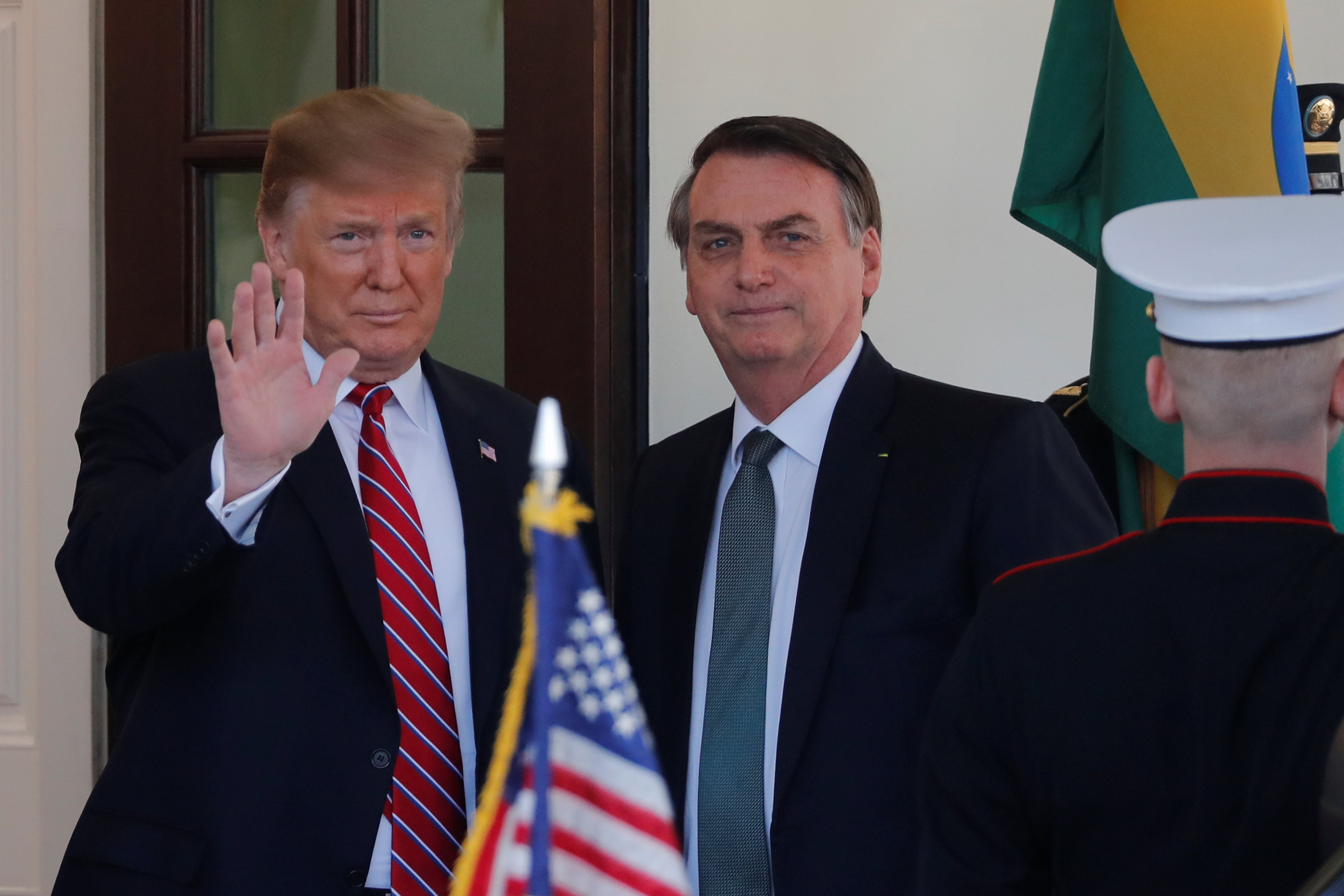 Trump elogia los esfuerzos de Bolsonaro por combatir los incendios en la Amazonía