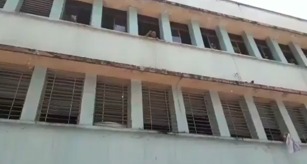 Pacientes y familiares gritan desde las ventanas del Hospital de Carabobo ante llegada de la Comisión de la ONU (VIDEOS)