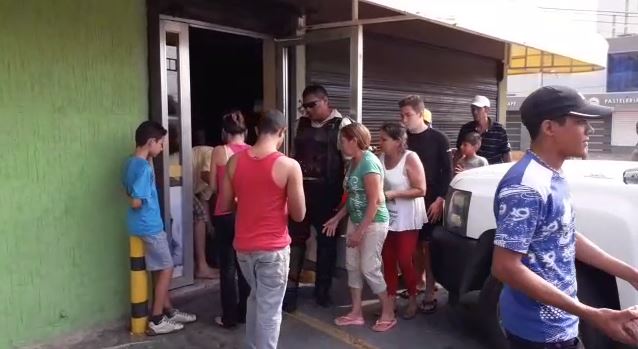 Más negocios de Maracaibo entregan alimentos a los vecinos antes de que se dañen (VIDEO)
