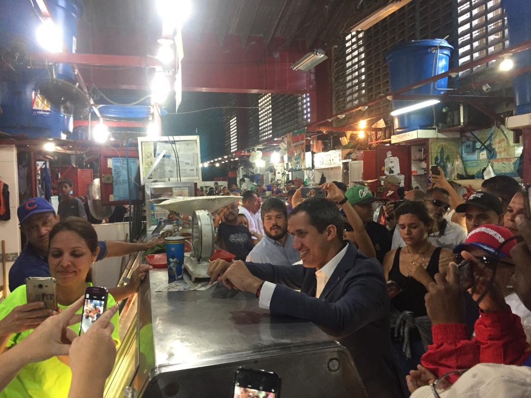 LA FOTO: Guaidó visita el mercado pesquero El Mosquero en Vargas