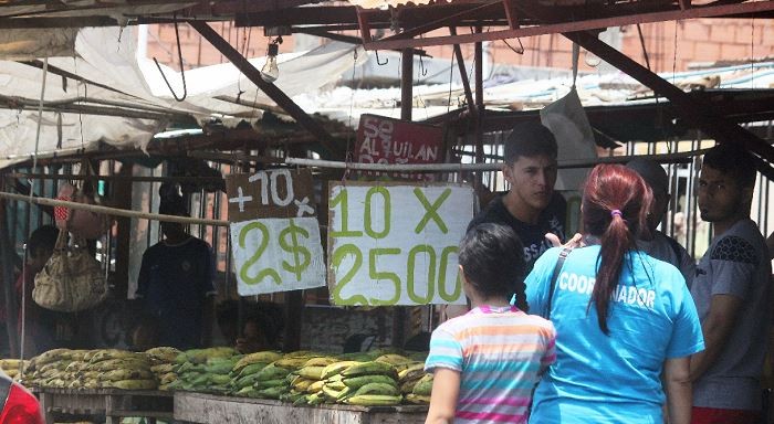 La dolarización en las calles del Zulia: Piden dólares hasta por los plátanos