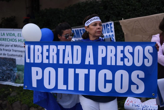 Los nicaragüenses se manifiestan contra el gobierno del presidente nicaragüense, Daniel Ortega, cerca del lugar donde se realizará la XXVI Cumbre Iberoamericana en Antigua, Guatemala. (Foto por Johan ORDONEZ / AFP).