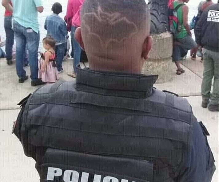 La FOTO: El “Bati-Policía” que revolucionó las redes con su peculiar trasquilada