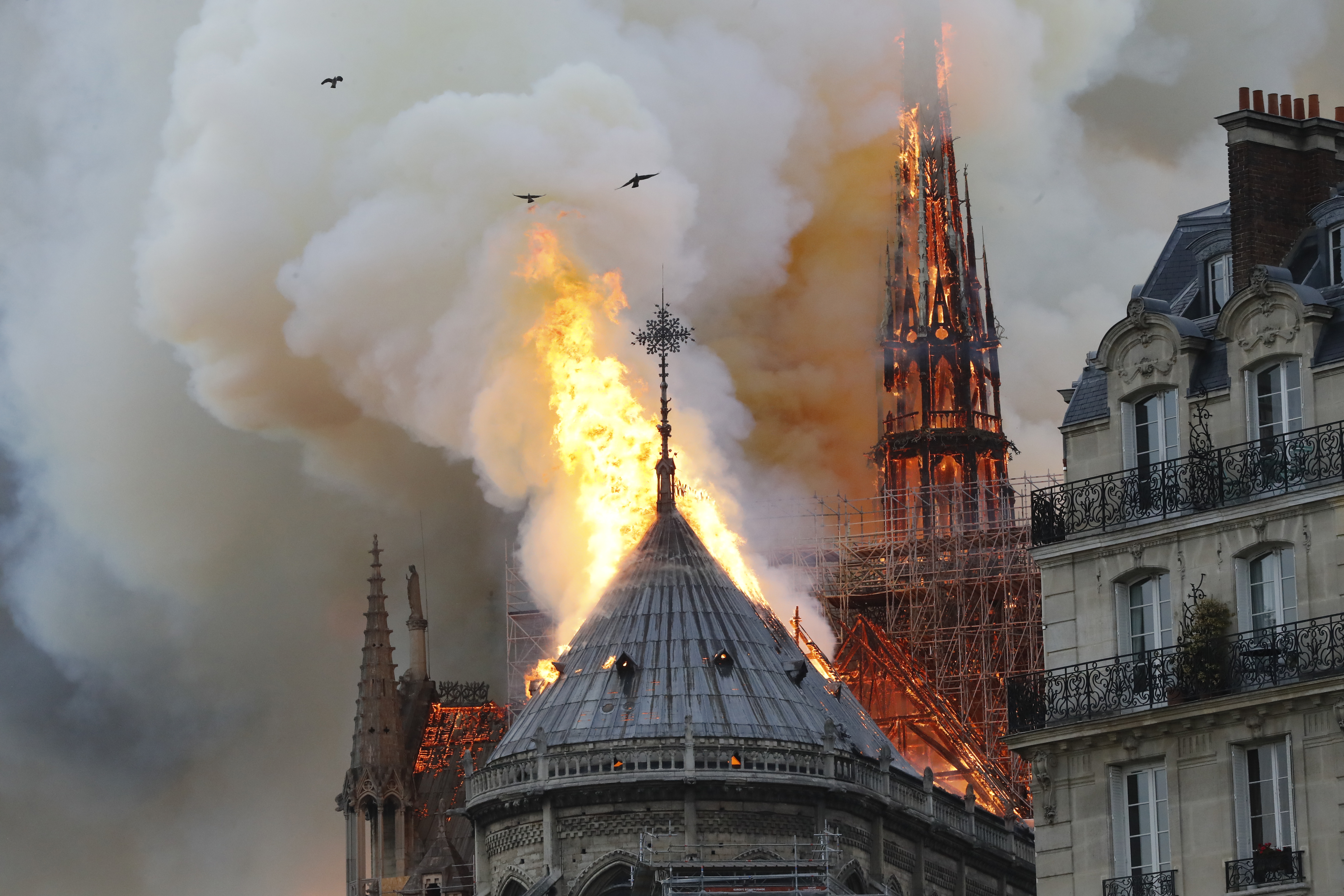 Toda la estructura que sostiene el techo de Notre Dame está siendo devorada por las llamas