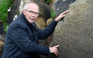Un pueblo francés ofrece recompensa por descifrar su “piedra de Rosetta”