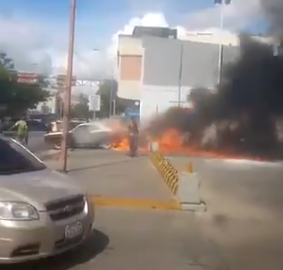 ¡Susto! Así fue cómo se incendió un vehículo en Barquisimeto luego de surtir gasolina (VIDEO)