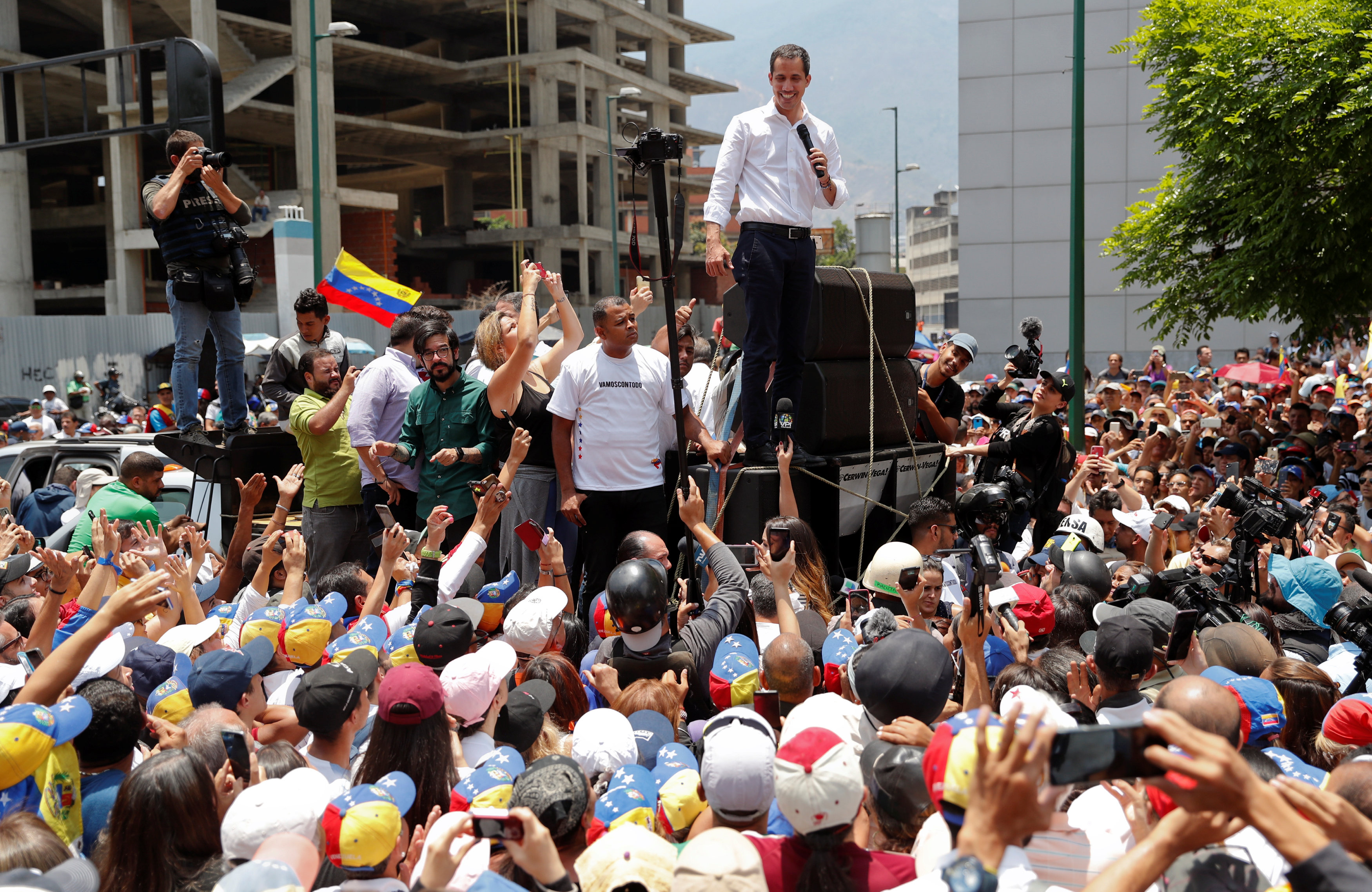 Guaidó llama a acompañar propuesta de paro escalonado desde este #2May