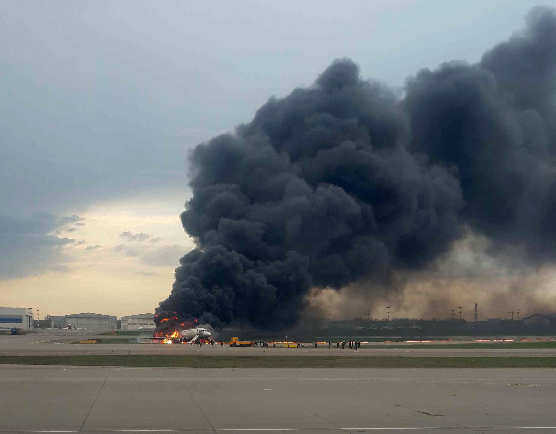 Gritos y llamas: El ESCALOFRIANTE video desde el interior del avión incendiado en Moscú