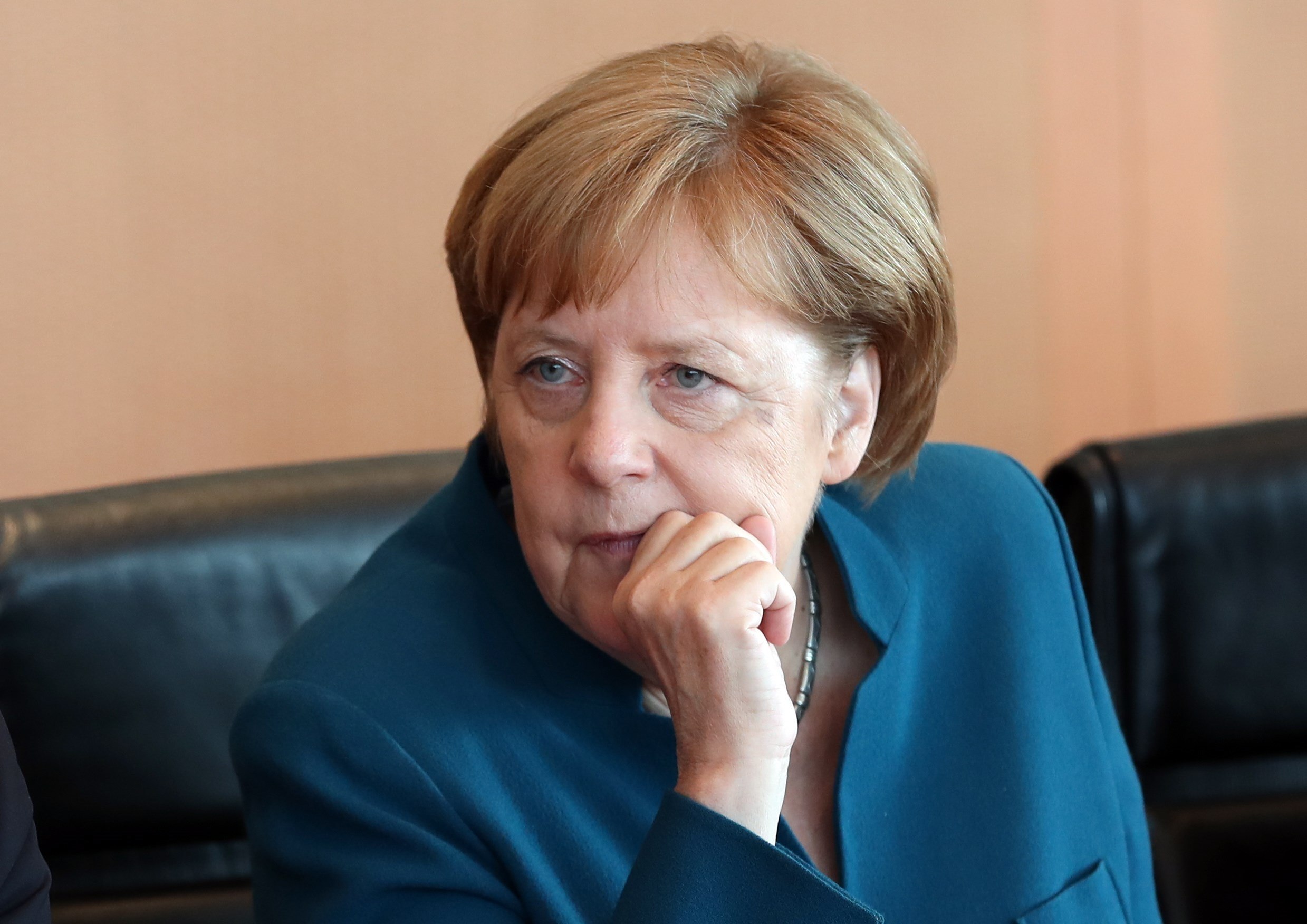 Hasta el 70 % de la población puede contagiarse del coronavirus, vaticinó Merkel